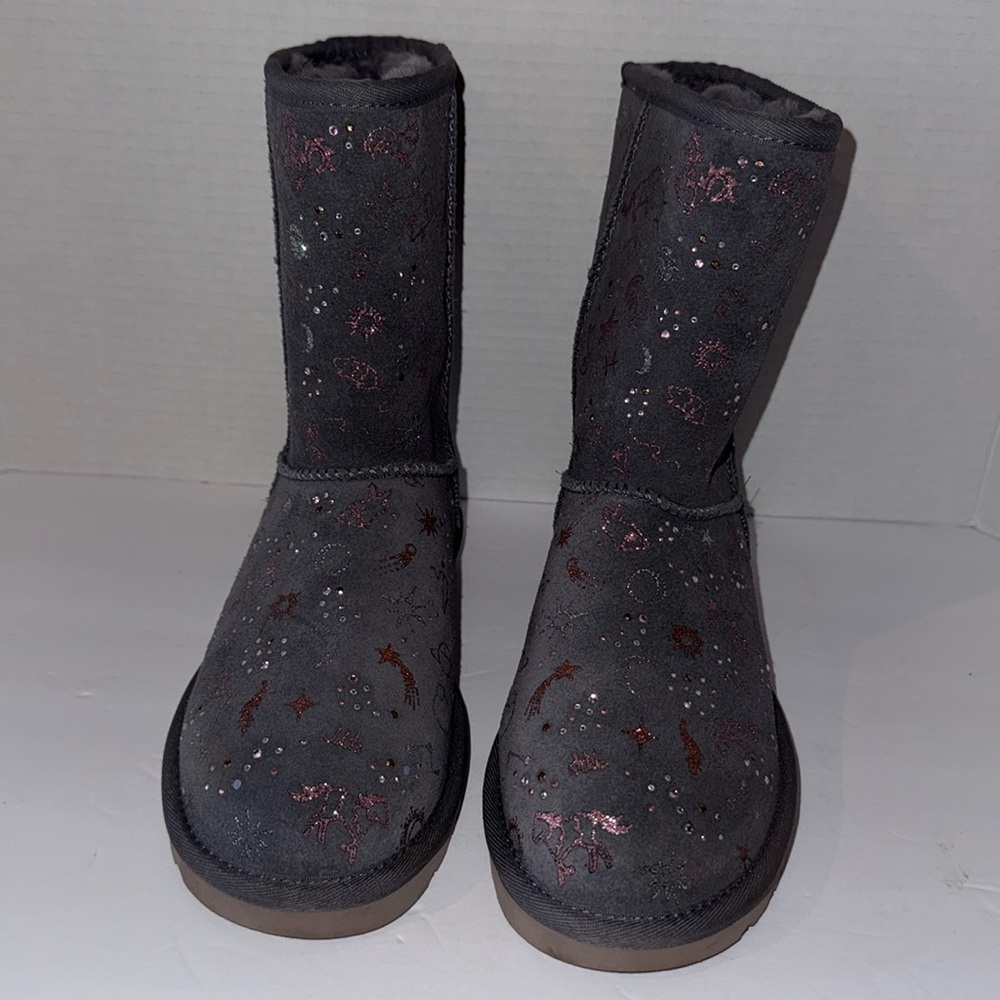 UGG CLASSIC ZODIAC SHORT NIGHTFALL SUEDE‎ SHEEPSKIN WOMEN'S BOOTS SIZE US 6